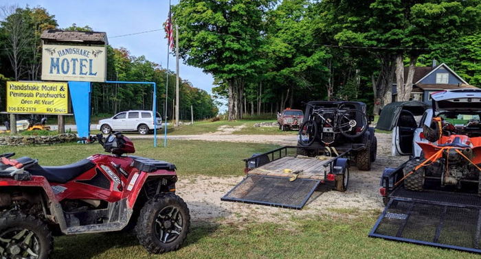 Handshake Motel (Cady's Cove Cabins, Cadys Motel, Cady's Motel)
